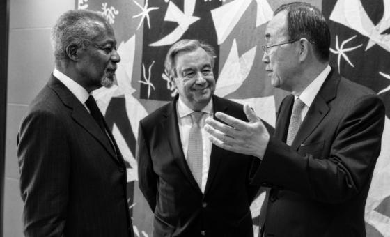 Les anciens Secrétaires généraux, Kofi Annan (à gauche) et Ban Ki-moon (à droite), rendent visite à l'actuel chef de l'ONU, António Guterres (2017).